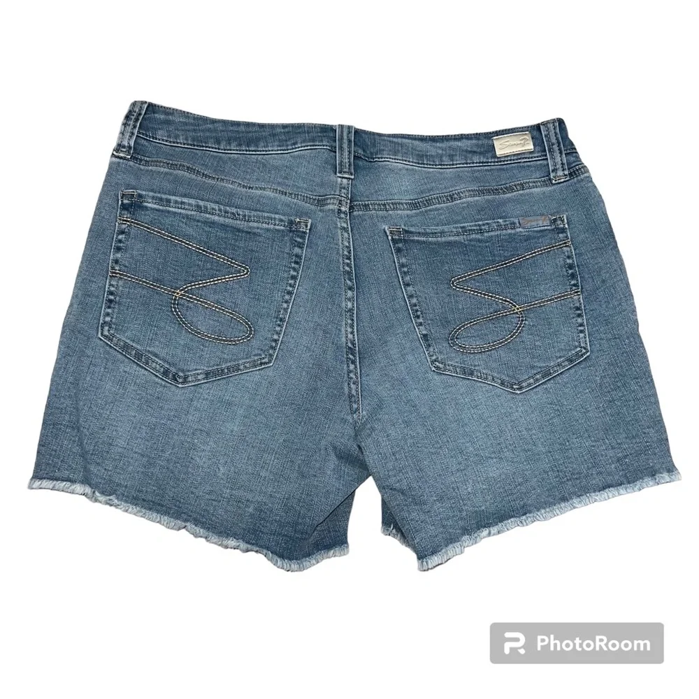 Seven7 weekend shorts light wash distressed jean shorts size 12